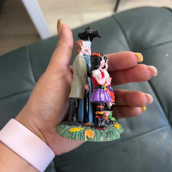 Dept 56 Snow Village Halloween A GRIMSLY FAMILY - Picture 6 of 6